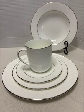 Royal Doulton Signature Platinum White and Silver Dinnerware Set 2003. X 5pieces